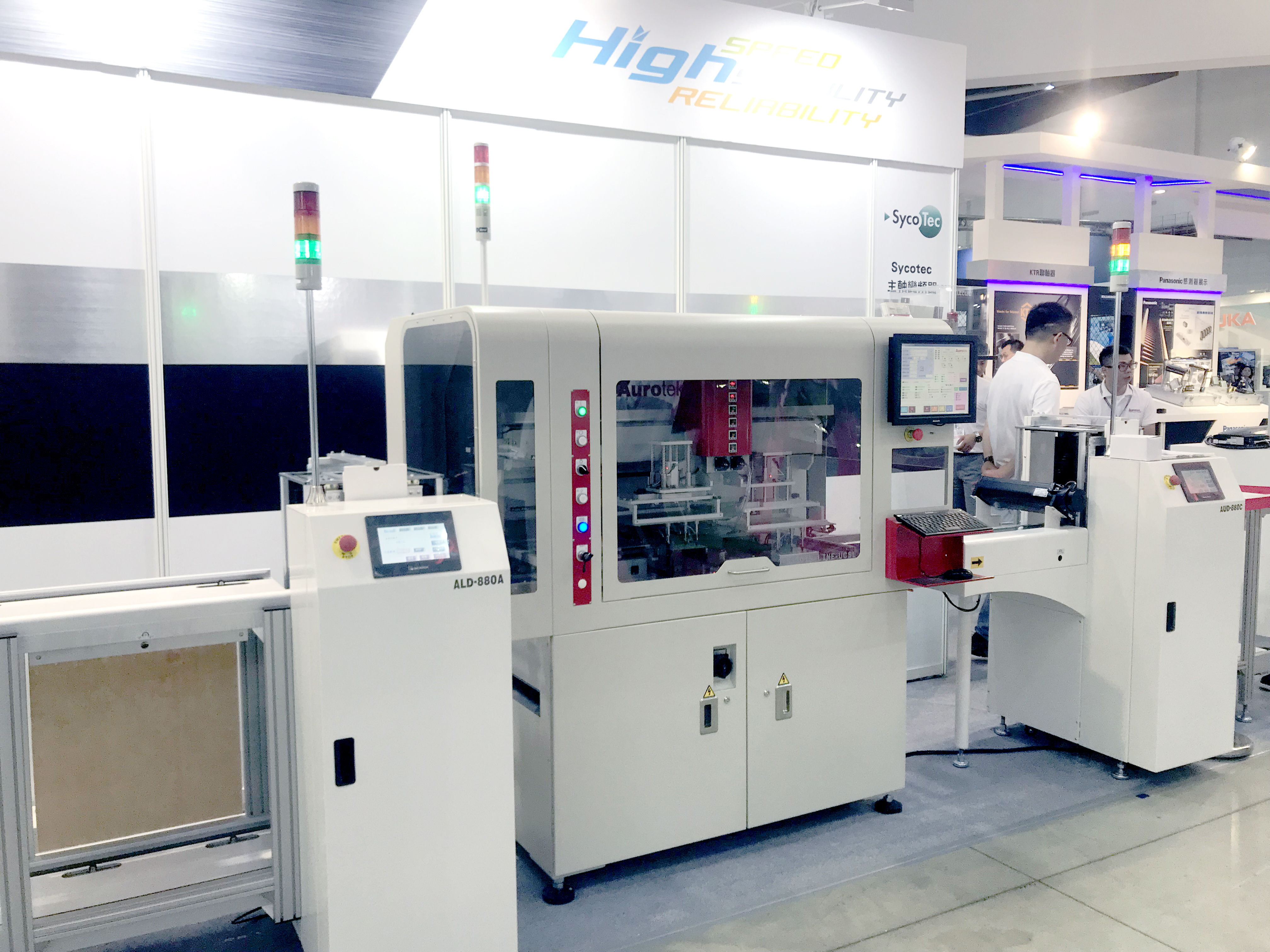 和椿科技- 展示新型上集塵切割機與新型分板機